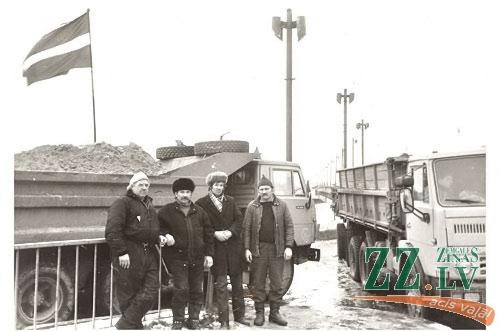 Ozolnieku melioratori postenī uz Salu tilta. No labās: Viesturs Rozentāls, Alberts Želvis, Zigurds Pablaks, Jānis Strauts. Pēc grāmatvedībā veiktās uzskates katrs no viņiem barikādēs bija pavadījis vairāk nekā simts stundas.
Autors: no dalībnieku arhīva