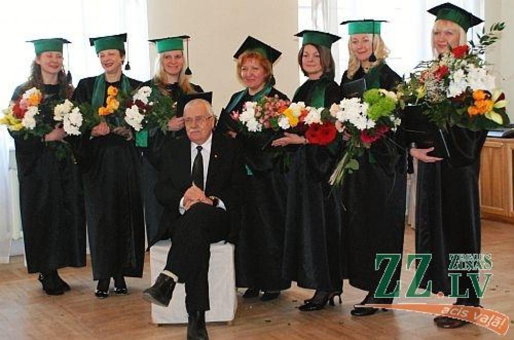 VMF studiju programmas «Pārtikas higiēna» absolventes kopā ar studiju programmas vadītāju asociēto profesoru Edgaru Liepiņu.
Autors: Sandra Šteinerte