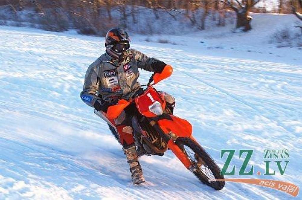 Titulēto «dakariešu» mācības ledus trasē cenšas ielāgot sešpadsmitgadīgais Mārtiņš, un, kas zina, varbūt nākamgad Latvijas enduro braucēju sarakstā jau redzēsim trīs Vinterus.
Autors: no sportistu personīgā albuma