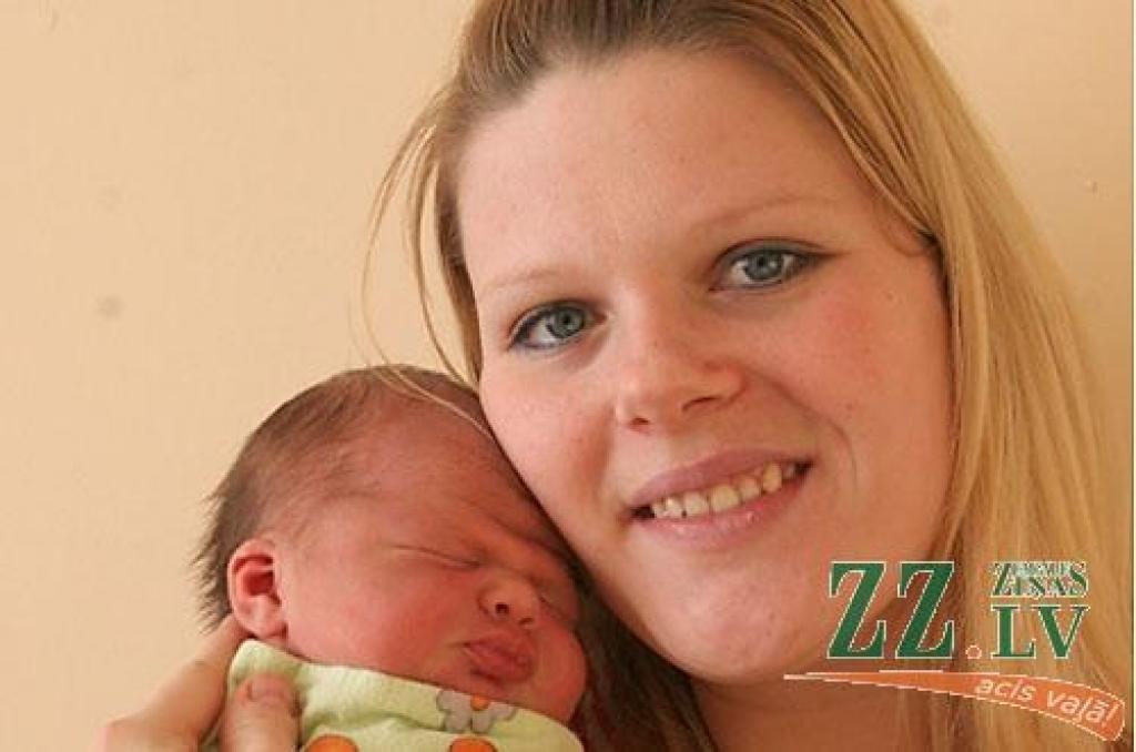 Ozolnieku novada Teteles iedzīvotāji Daina Asare un Dainis Bumbiers 10.janvārī, pulksten 8.02 sagaidījuši pasaulē nākam meitiņu Zani. 3750 gramu smagā un 55 centimetrus garā meitiņa ir otra atvasīte ģimenē. Māsu mājās gaida  gadu un desmit mēnešus vecāks brālis Jānis. Arī meitiņai vecāki vēlējušies īsu un latvisku vārdu kāds ir pašiem un pirmajam bērniņam.
Autors: Maira Dudareva