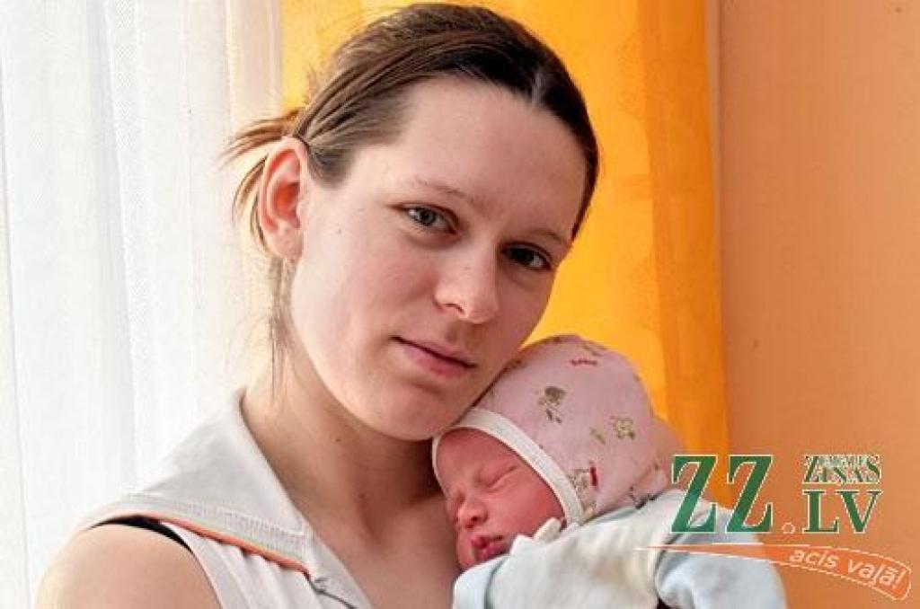 Saldus novada Nīgrandes iedzīvotāji Agnese Mūrniece un Zigmārs Gulbins Jelgavā sagaidīja savu otro meitiņu – Artu. Pulksten 16.37 mazulīte pasaulē nāca 3600 gramu smaga un 51 centimetru gara. Ģimenē ir vēl gadu un deviņus mēnešus vecā Anete. Jaunākās meitiņas vārdu izvēlējies tētis.
Autors: Agris Samcovs