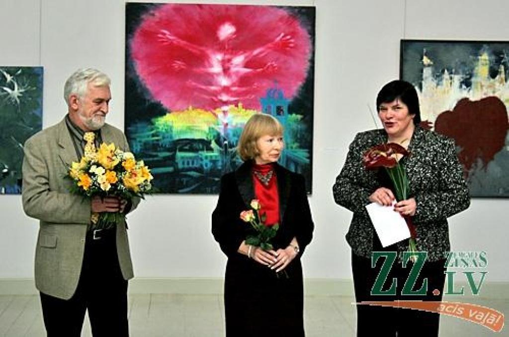 Silvija Meškone (vidū) saites ar Jelgavu nav zaudējusi, priecājas pilsētas mākslinieku vadītājs Māris Brancis un Ģ.Eliasa muzeja direktora vietniece Marija Kaupere.
Autors: Andris Andersons