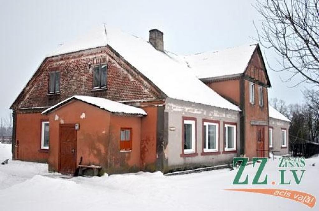 Sidrabenes pagasta Strīķeru mājas, kur vienā no dzīvokļiem mitinājās Ernests Vārna.  
Autors: Agris Samcovs