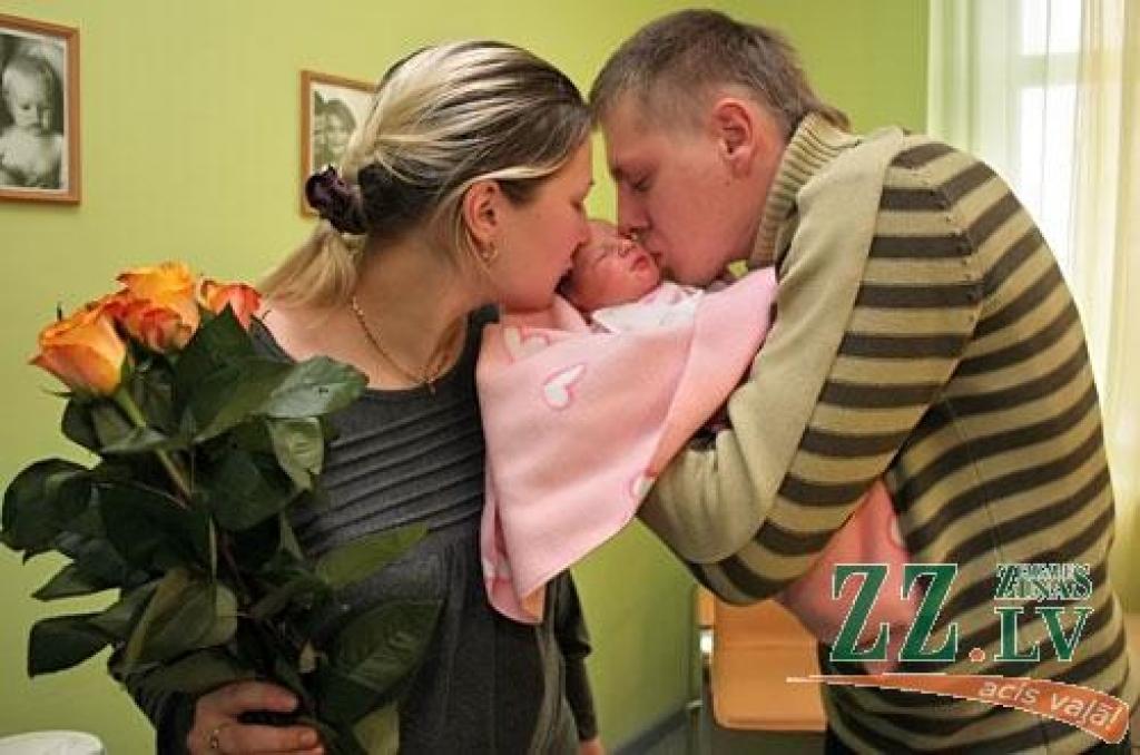 Šogad pirmā dzimusī jelgavniece Aleksa ar mammu Darju Kuzminu un tēti Aleksandru Orlovu.
Autors: Agris Samcovs