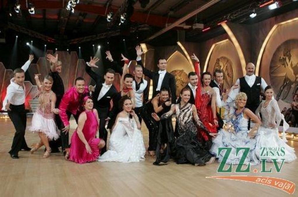 Populārā TV šova «Dejo ar zvaigzni» trešajā sezonā konkursa pirmo žūrijas un skatītāju balsojuma kārtu izturējuši abi jelgavnieku pāri - gan bundzinieks un skolotājs Gundars Lintiņš ar «Dearte dance studio» vadītāju Marinu Martinovu, gan...