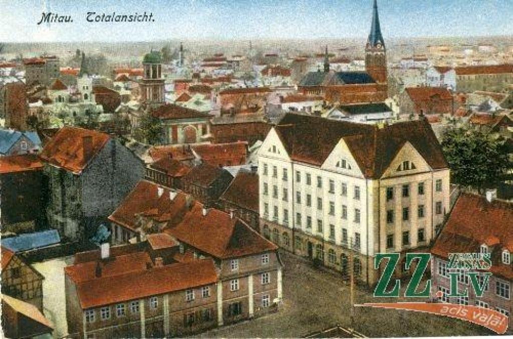 Gan mūsdienu, gan vecajā attēlā redzam vienu un to pašu krustojumu - tagad Akadēmijas un Driksas ielu, bet kādreiz tas bijis Palejas un Veismaņa ielu stūris.

Vecajā attēlā redzamā baltā ēka bija tā sauktā «Kurzemes banka». Pēc Jelgavas...