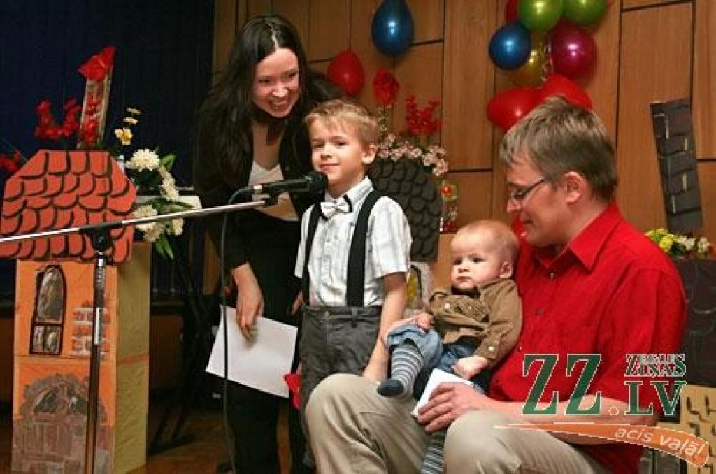 Trešdienas pēcpusdienā Jelgavas pirmsskolas izglītības iestādes «Rotaļa» audzēkņi un viņu vecāki kopā pulcējās Dziedošo ģimeņu spietā. Ar dziesmām, košiem tērpiem un interesantiem pārsteigumiem šis jaukais pasākums bērnudārzā aizsācies...