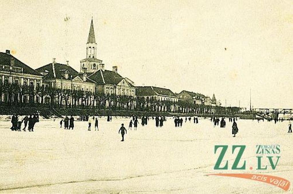 Jau kopš 18.gadsimta beigām un 19.gadsimta sākuma Driksas kreiso krastu gar Upes ielu (vēlāko Čakstes bulvāri) gleznaini rotāja mužnieku pilsētas nami, kas bija viņu mājvieta, uzturoties Jelgavā.

Kā redzam vecajā attēlā, šķiet, tolaik...