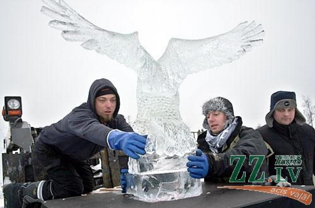 Ceturtdiena bija pēdējā īstā darba diena XII starptautiskā ledus skulptūru festivāla dalībniekiem – jau kopš piektdienas trauslajā materiālā veidotie mākslas darbi jānodod skatītāju (arī žūrijas) vērtējumam.

Pirmajās dienās tika veidotas...