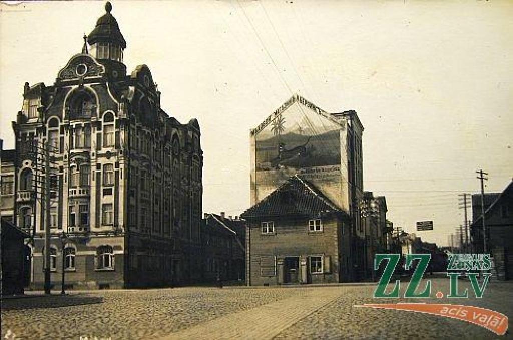 Abos attēlos redzam vienu un to pašu tagadējās Akadēmijas ielas un Lielās ielas krustojumu. Tiesa, pirmskara Jelgavā tur bija divi krustojumi, jo aptuveni tagadējās Lielās ielas* vietā, posmā no Akadēmijas (Palejas) ielas līdz Katoļu...