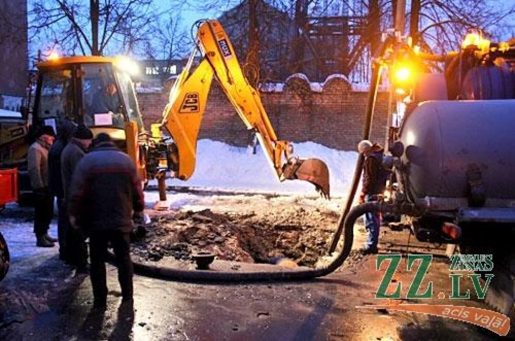 Šodien Svētes ielā, netālu no Valsts policijas ēkas, plīsušas kārtējās caurules, kur jau rosījās avārijas dienesta strādnieki, novēroja «Ziņas».

SIA «Jelgavas ūdens» avārijas dienesta dežurants informēja, ka sākotnējā informācija viņa...