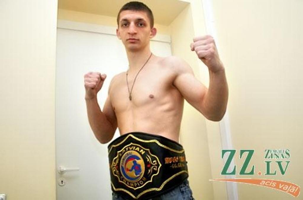 Valērijs Mikalausks izcīnījis Latvijas profesionāļu čempiona titulu un jostu Taizemes boksā.
Autors: Agris Samcovs