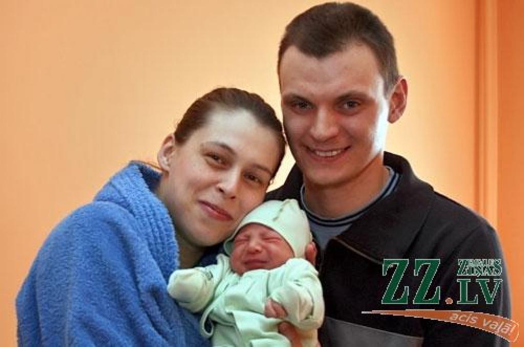 21.februārī ģimenes dzemdībās pasaulē nāca Olgas un Oļega Čerņavsku pirmdzimtais dēliņš. Pulksten 8.40 puisēns bija klāt 56 centimetrus garš un 3900 gramu smags. Vārdiņu savam lolojumam vecāki vēl nav izdomājuši. Ģimene dzīvo Jaunolainē. 
Autors: Agris Samcovs