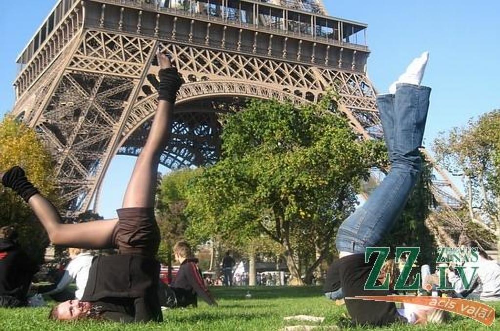 LLU studentes apmaiņas programmas laikā Parīzē pie Eifeļa torņa.
Autors: no Lāsmas Līcītes arhīva