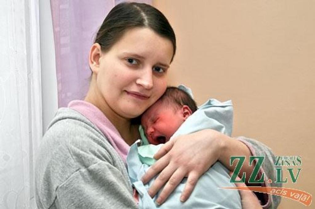 Jelgavnieces Ketijas Jansones otrs dēliņš Daņiila par savu dzimšanas dienu izraudzījās 19.februāri, kad pulksten 4.25 nāca pasaulē 4200 gramu smags un 57 centimetrus garš. Māmiņa audzina vēl vienu dēlu – trīsgadīgo Ņikitu.
Autors: Agris Samcovs