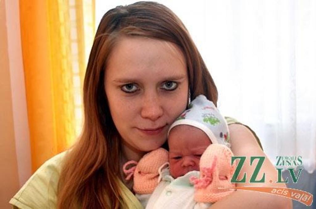 Dobelnieku Lauras Birules un Aivja Arkliņa ģimenes pieaugums sagaidīts visu mīlētāju dienā – 14.februārī. Pulksten pusastoņos vakarā viņu meitiņa nāca pasaulē 3100 gramu smaga un 51 centimetru gara. Vārds mazulītei vēl nav izdomāts, jo vecāki to vēlas neparastu un savdabīgu. Ģimenē viņa ir pirmais mazulis.
Autors: Agris Samcovs