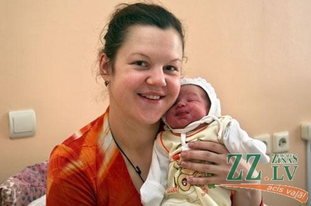 Sanitas un Vladimira Sazonovu otrā meitiņa par savu dzimšanas dienu izraudzījās 7.februāri, kad pēc pulksten deviņiem vakarā ģimenes dzemdībās pasaulē ieradās 3200 gramu smaga un 50 centimetru gara. Mazulītes vārds būs Egija, bet viņas divarpus gadu vecāko māsiņu sauc Agnija. Abām meitām ar nolūku izraudzīti līdzīgi vārdi.
Autors: Agris Samcovs