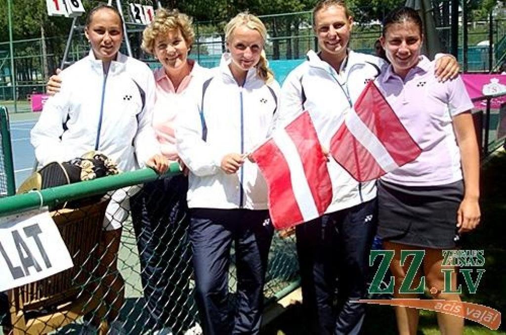 Latvijas izlases komanda Federācijas kausa izcīņā tenisā Portugālē (no kreisās): Irina Kuzmina, komandas kapteine Daiga Juška, Diāna Marcinkeviča, Līga Dekmeijere un Anastasija Sevastova.
Autors: no Latvijas komandas arhīva