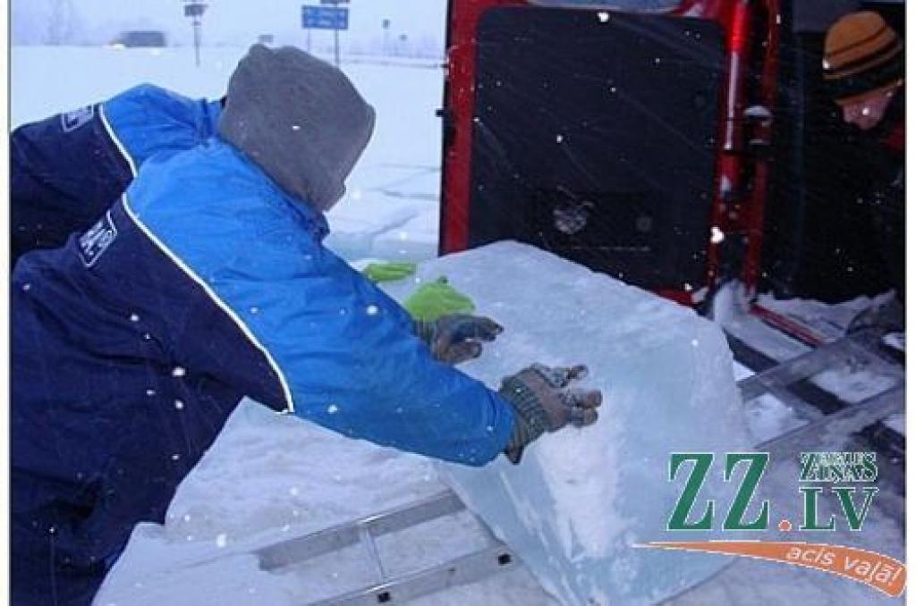 Ledus Jelgavas ūdenskrātuvēs sasalis 40 centimetru biezumā. Papildinot festivāla ledus materiālu krājumus, organizatori sazāģējuši 68 ledus blokus, liecina informācija mājas lapā www.kultura.jelgava.lv.
