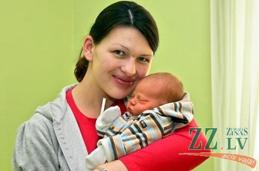 Ilzes un Uģa Ķibildu dēliņš par savu dzimšanas dienu izraudzījās 30.janvāri, kad pulksten vienos naktī nāca pasaulē 3900 gramu smags un 57 centimetrus garš. Ģimenē šis ir trešais bērniņš, un vārdu mazajam izvēlējies tētis – tas būs Mārcis. Brālīti mājās gaida divas vecākas māsas – septiņgadīgā Elīza un piecgadīgā Kitija. Ģimene dzīvo Jelgavā. 
Autors: Agris Samcovs