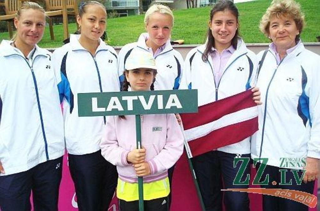 Latvijas komanda Federācijas kausa izcīņā Portugālē (no kreisās): Līga Dekmeijere, Irina Kuzmina, Diāna Marcinkeviča, Anastasija Sevastova un komandas kapteine Daiga Juška.
Autors: sportacentrs.com, Ieva Matroze