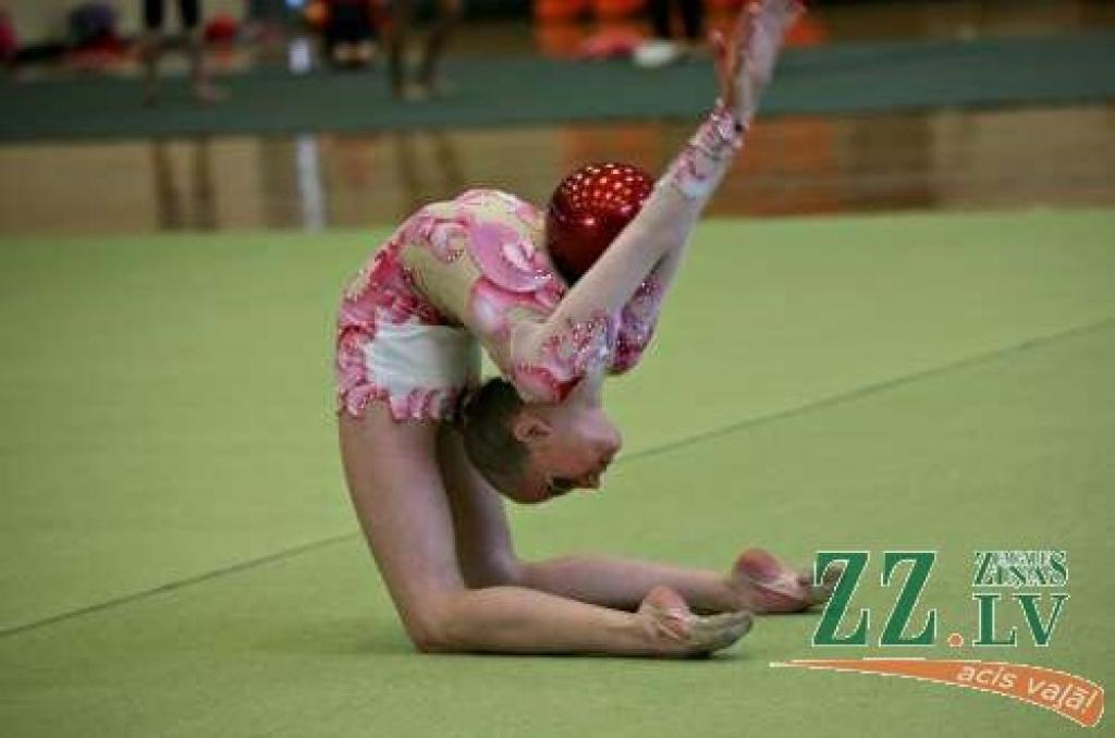 Sofijai Hrustaļovai no četriem programmā paredzētajiem priekšmetiem vislabāk patīk vingrojums ar vālītēm, kur meitene ierindojās otrajā vietā. Ar bumbu jaunā kompozīcija tikai pirms pāris nedēļām apgūta, bet kopvērtējumā šoreiz – piektā vieta.
Autors: Gunārs Timermanis