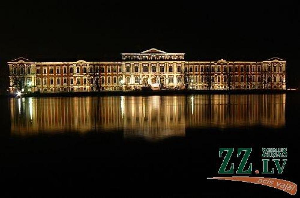 Šo krāšņo foto ar Jelgavas pili palu laikā iesūtījis Indulis Šulcs.