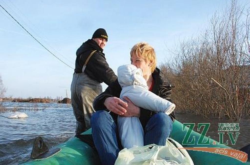 Šajās dienās Jelgavas Pašvaldības policijas darbiniekiem daudz vairāk rūpju bija jāvelta plūdos cietušajiem. Ar katru nākamo dienu aizvien vairāk bijis jāpārvietojas laivās nevis mašīnā.

Jau ziņots, ka ceturtdien Jelgavas Pašavaldības...