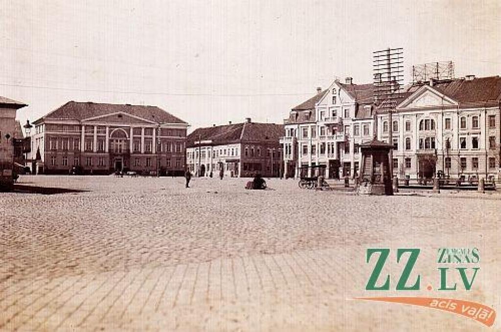 Uzreiz jāatgādina, ka arī šoreiz mūsdienu fotogrāfs, pēc vecu un jaunu karšu salīdzināšanas un pētījumiem, centies kadrā iekļaut to pašu ainavu, kas ir vecās Jelgavas attēlā. Vienīgi maza nobīde ir skatpunkta leņķī pret Uzvaras ielu, kura...