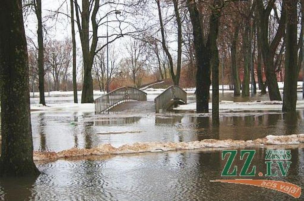 Šodien pulksten 14.30 Lielupes līmenis bija sasniedzis 311 centimetrus virs jūras līmeņa, kas tiek uzskatīti jau par trešās pakāpes riska plūdiem Jelgavā (no rīta vēl tika fiksēta otrā pakāpe). Applūdusi ceturtā daļa Jelgavas - pārsvarā...