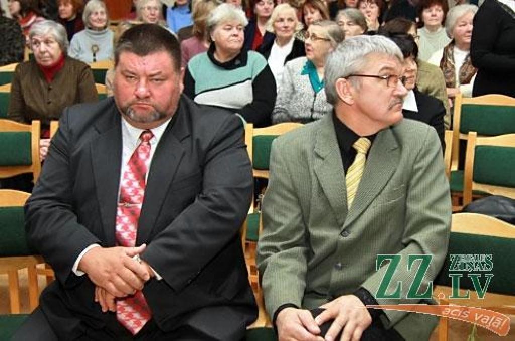 Nedēļas foto. Ko Aspazijas jubilejā apcer Ziedonis Caune un Ojārs Briedis?

Aicinām jūs, lasītāji, iesūtīt publicēšanai gan savas, smaidu raisošas, ar Jelgavu un novadiem saistītas fotogrāfijas, gan asprātīgus parakstus publicētajam...