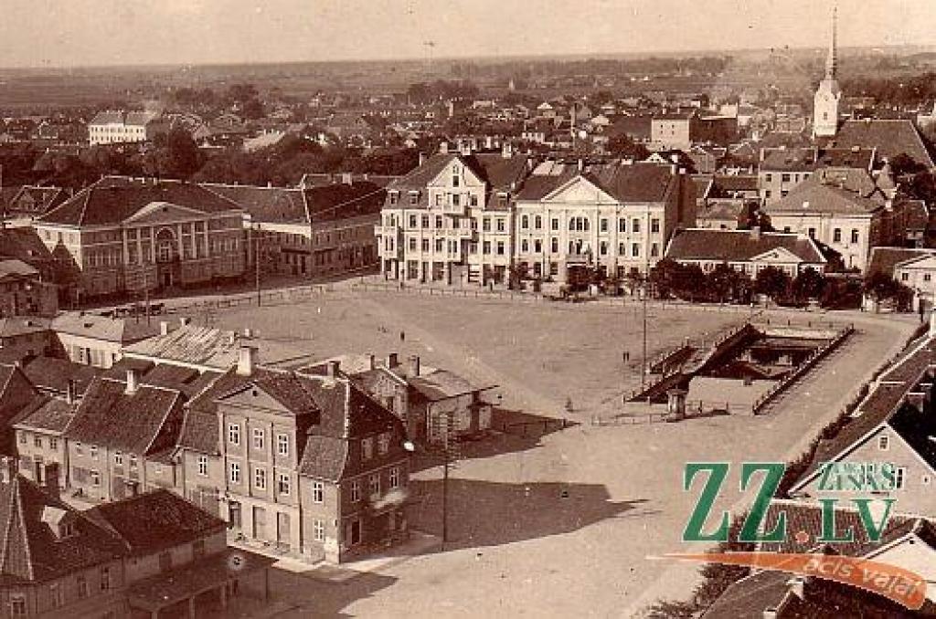 Kaut arī Jelgavas centrā vienmēr bijis laukums, šī ir vieta, kura pēc Otrā pasaules kara piedzīvojusi vieslielākās pārmaiņas. Tas labi redzams, salīdzinot abus attēlus, kuru kadrējumā mēģināts ietvert aptuveni vienu un to pašu...