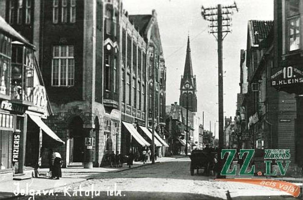 Ne viens vien jelgavnieks jau būs dzirdējis atmiņu nostāstu, ka tur, kur agrāk bijis greznais Latviešu biedrības nams, vēlāk uzcelts universālveikals «Draudzība», kas tagad ir veikals «Kanclera nams». Simboliski tā to var uzskatīt, taču,...