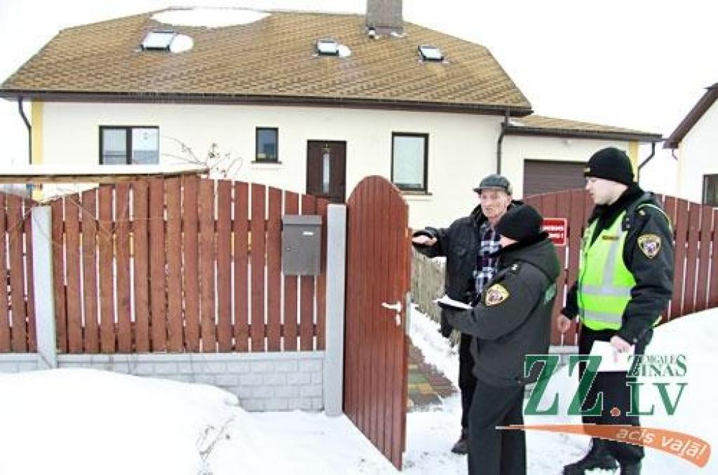 Pašvaldības policija apstaigā katru māju plūdu riska zonā. Informē iedzīvotājus, kā rīkoties un jautā, vai viņiem būs vajadzīga palīdzība evakuējoties.

«Pirms cēlām māju, apstaigājām kaimiņus un izprasījām, kā šeit ar plūdiem. Māju...