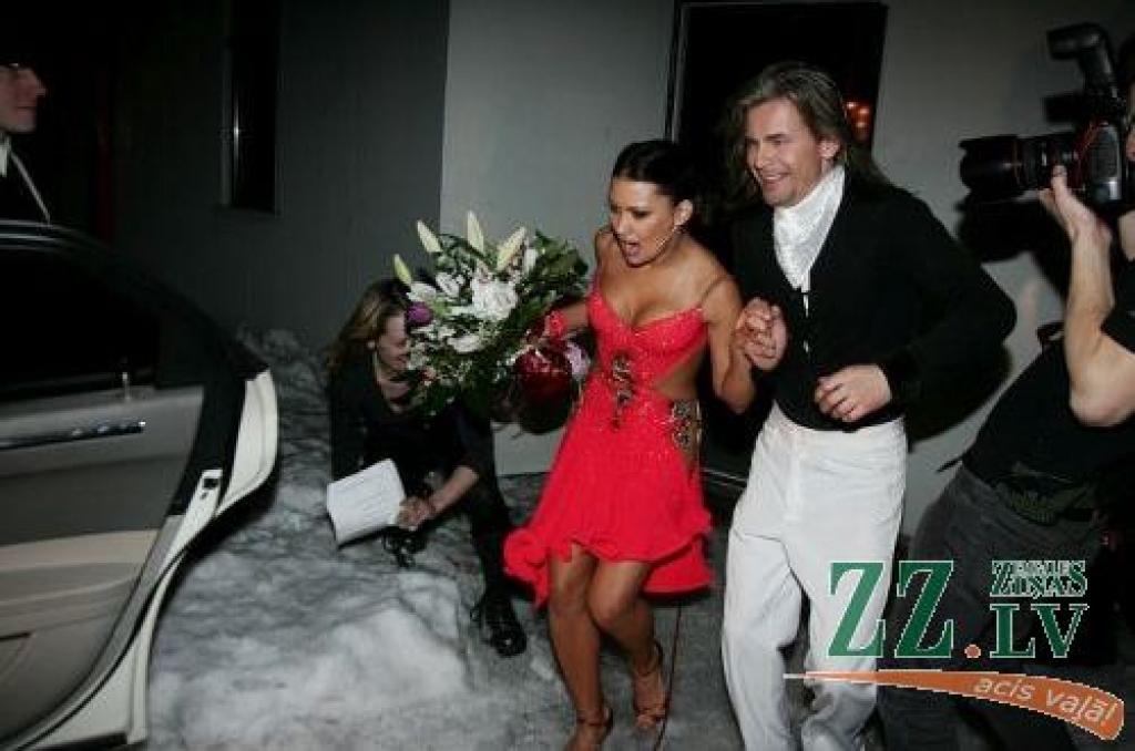 28.februāra vakarā TV3 šovā «Dejo ar zvaigzni 3» vismazāko žūrijas novērtējumu un pieticīgāko balsojumu saņēma bundzinieks un mūzikas skolotājs Gundars Lintiņš pārī ar Marinu Martinovu, savukārt otrs jelgavnieks - Māris Pūce pārī ar Santu...