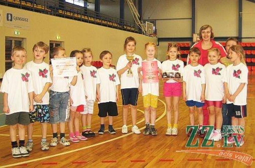 1.vieta līdz ar kausu un 100 latiem sporta inventāra iegādei pienācās bērnudārza «Zemenīte» komandai.
Autors: no rīkotāju arhīva