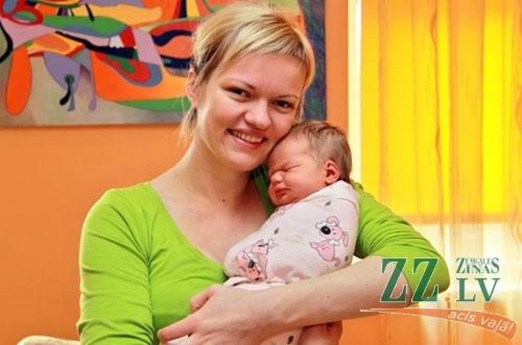 Ozolnieku novada Cenu pagasta iedzīvotāji Laila Putniņa un Didzis Piļāns 26. martā pulksten 14.02 sagaidīja savu pirmdzimto – 4300 gramu smago un 57 centimetrus garo meitiņu. Mazulīte pasaulē nāca ģimenes dzemdībās, un viņas vārdiņš būs Emīlija.
Autors: Agris Samcovs
