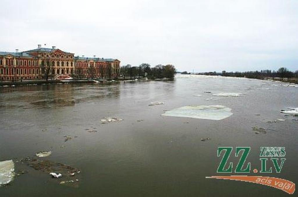 Lielupe šonedēļ pie Jelgavas pils.
Autors: Jānis Stundiņš