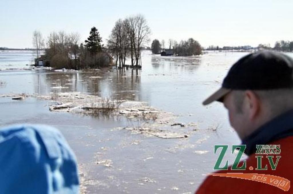 Pirmdien Jaunsvirlaukas pagastā VUGD vīri vairākās applūdušajās mājās nogādājuši dzeramo ūdeni. 
Autors: Agris Samcovs