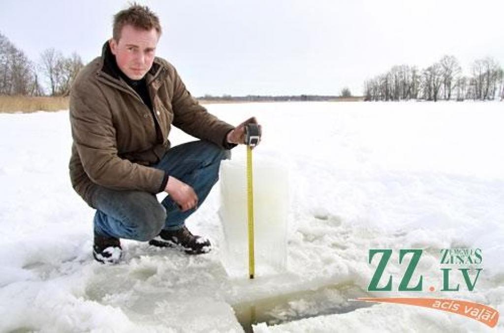 Piecpadsmit kilometru lejpus Jelgavas, Mierlaukos pie vecās Valgundes kuģu piestātnes, ledus biezums sasniedzis 48 centimetrus. Mājas saimnieks Normunds Degainis teic, ka vismaz pēdējos gadus tik biezs tas nav bijis.
Autors: Agris Samcovs