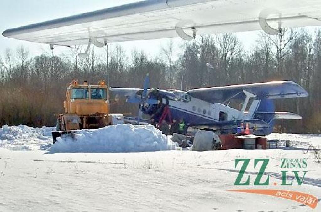 Gatavojot pacelšanās joslu Rīgas Aerokluba pārdotajai lidmašīnai An-2, pagājušonedēļ tika izšķūrēts sniegs uz skrejceļa, kas ilgus gadus bijis tiesiska strīda objekts.
Autors: Gaitis Grūtups