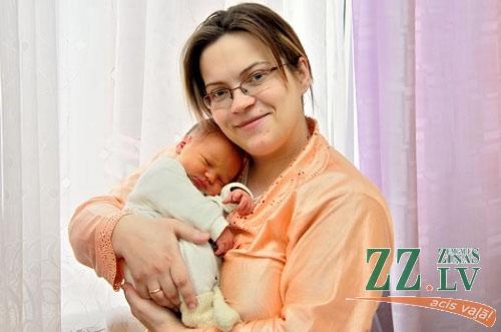 Jelgavnieki Margita un Mārtiņš Jirgensoni 11.martā pulksten 15.15 sagaidīja pasaulē nākam savu otru dēliņu – Adrianu. Puisēns piedzima 3600 gramu smags un 56 centimetrus garš. Lielākais dēls Anrijs ir gadu un desmit mēnešu vecāks. Māmiņa smej, ka nu katrs puisēns būs jāauklē uz savas rokas. Mazajam vārds piemeklēts īpaši rūpīgi – sākumā izrakstīti tīkamākie vārdi ar burtu A, tad studētas to nozīmes, skatītas vārdadienas, un beigās visi apstākļi par labu izrādījušies Adrianam.
Autors: Agris Samcovs