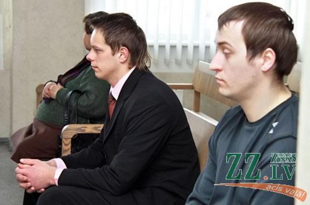 Apsūdzētie bijušie pašvaldības policisti Endijs Maļinovskis un Vladimirs Laščenkovs.
Autors: Agris Samcovs