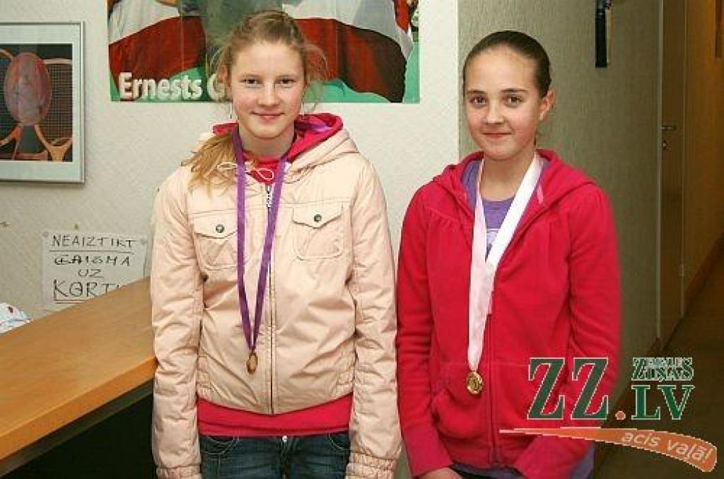 3.vietas ieguvēja Evisa Vosa un turnīra uzvarētāja Anita Ance Detlava.
Autors: no Jelgavas Tenisa centra arhīva