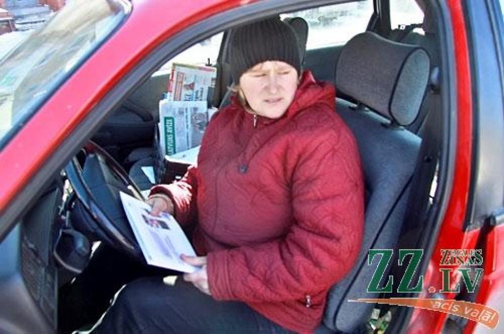 Zaļenieku pastniece Taņa Baumane darba mašīnu pret savējo «VW Passat» nomainīja jau pirms gada. Katru dienu viņai sanāk nobraukt vairāk par simt kilometriem, jo pasts jāpiegādā ne tikai Zaļenieku, bet arī Glūdas un Apgunstes iedzīvotājiem.
Autors: Agris Samcovs