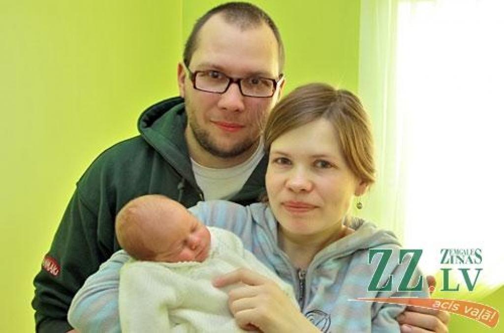 Jelgavnieku Ievas Stūrmanes un Oskara Lekuna atvasīte par savu dzimšanas dienu izraudzījās 7.martu, kad pulksten 16.24 nāca pasaulē 2700 gramu smaga un 47 centimetrus gara. Ar vārda izvēli vecākiem klājies smagi, jo domas stipri dalījušās, līdz viņi izlēmuši mest monētu. Laimīgāka roka izrādījusies mammai, un viņa izvēlējusies Rūtu, kam tētis labprāt piekritis. Ģimenē aug vēl otra atvasīte – piecgadīgs dēliņš Krišs. Abas atvasītes dzimušas ģimenes dzemdībās.
Autors: Agris Samcovs