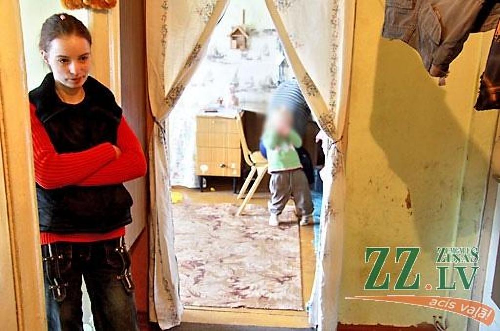 Elejas meitenītes mammas māsa Karīna atzīst, ka ievērojusi mazās radinieces neveselīgo izskatu un savai māsai to mēģinājusi teikt, taču citādi bērns licies dzīvespriecīgs un kustīgs. Viņa arī atzīst, ka māsas ģimenē nopietna problēma esot alkohols.
Autors: Agris Samcovs