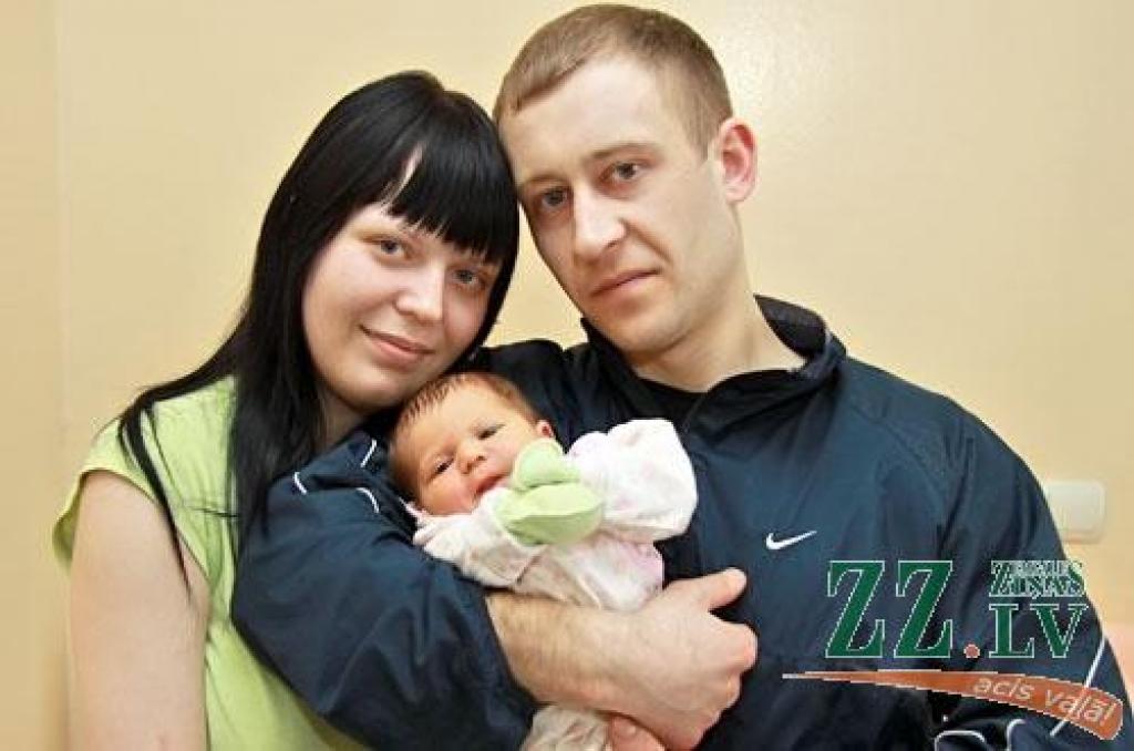 Jelgavnieku Kristīnas Kotkovas un Vladimira Spitāna meitiņa Anastasija par savu dzimšanas dienu izraudzījās 27. februāri. Pulksten 11. 50 mazulīte nāca pasaulē trīs kilogramus smaga un 52 centimetrus gara. Viņa ir vecāku pirmais lolojums. 
Autors: Agris Samcovs