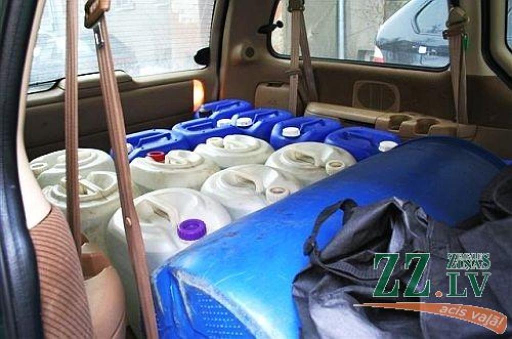 Automašīnā konstatētās alkohola kannas.
Autors: Policijas foto