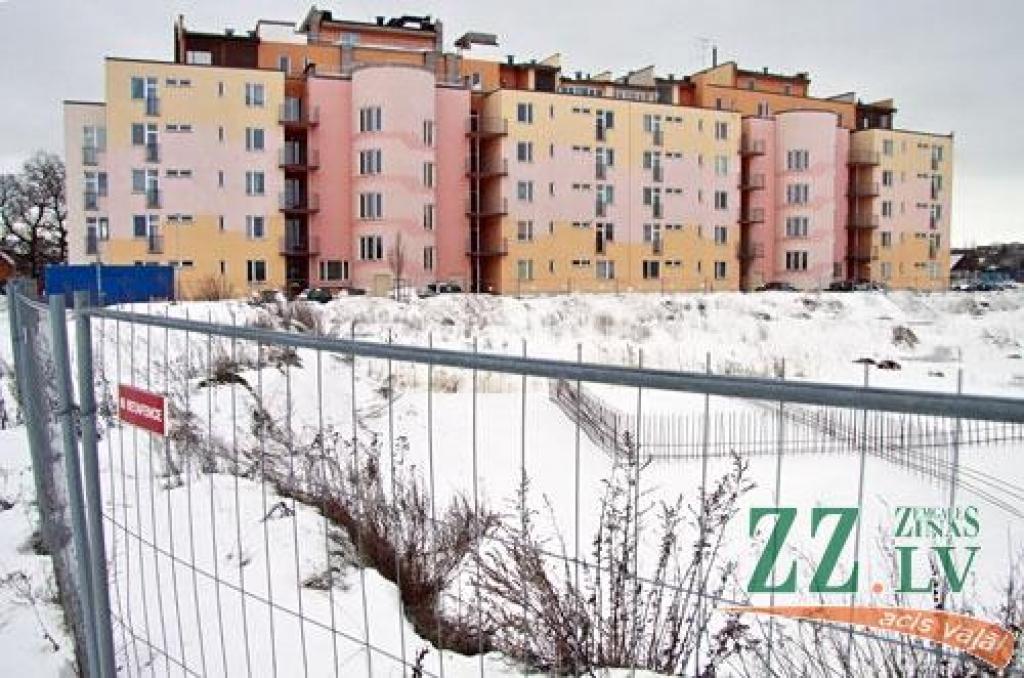 Tukšais būvlaukums Zvejnieku ielā, kur vajadzēja tapt modernam dzīvojamo ēku kompleksam «Gulbji» – «pilsētai pilsētā», kā, klientus meklējot, tika slavināts reklāmas rakstos.
Autors: Agris Samcovs